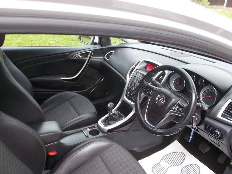 Second-hand Vauxhall Astra GTC SRi 2012 Alb Hatchback