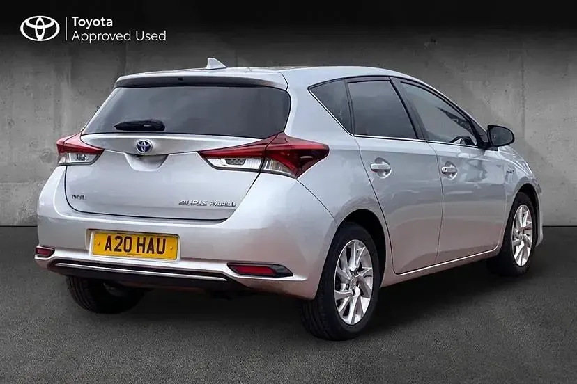 Used Toyota Auris Hybrid Business Edition 136 HP (100 kW) 2016 Silver Hatchback
