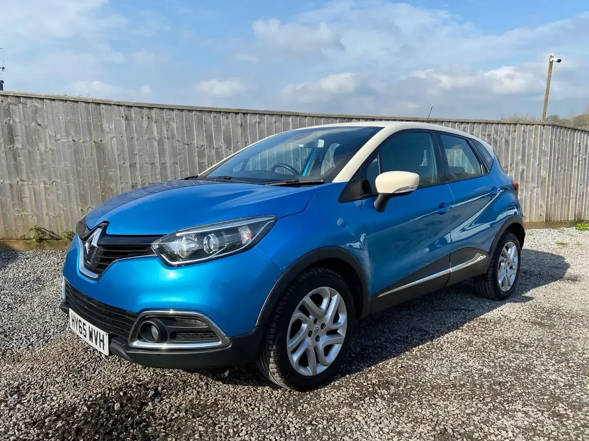 Used Renault Captur Dynamique 90 HP (66 kW) 2015 Blue/cream SUV