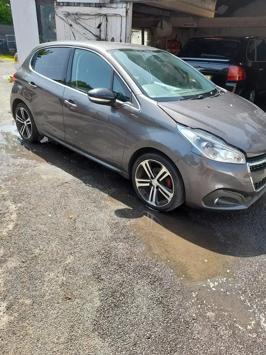 Käytetty Peugeot 208 GT-line 2018 Harmaa Viistoperä