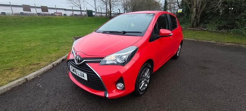Used Toyota Yaris 99 HP (72 kW) 2016 Red Hatchback