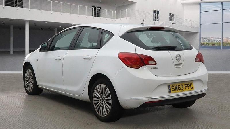 Used Vauxhall Astra 2013 White Hatchback