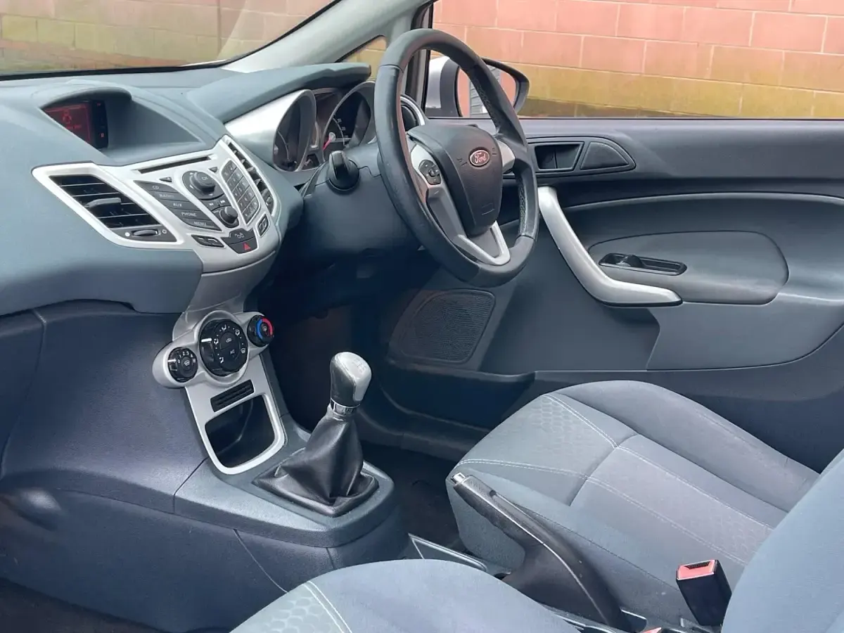 Gebraucht Ford Fiesta Zetec 2010 Silber Kleinwagen