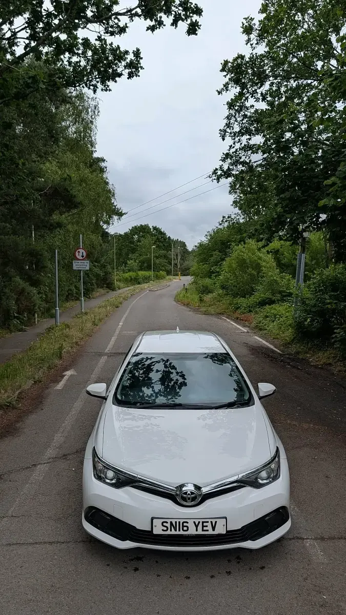Used Toyota Auris Active 90 HP (66 kW) 2016 White Hatchback