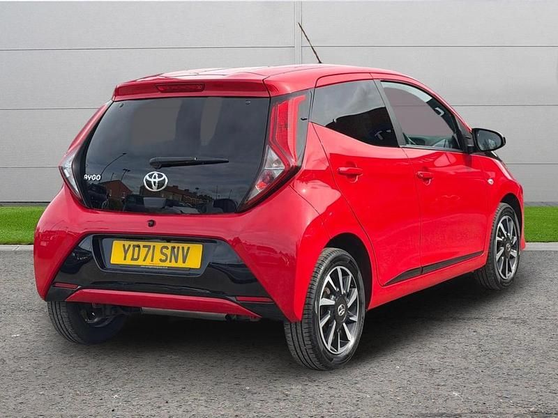 Begagnad Toyota Aygo Trend 70 HK (51 kW) 2021 Röd Halvkombi