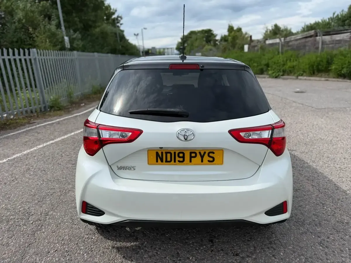 Used Toyota Yaris 107 HP (78 kW) 2019 White Hatchback