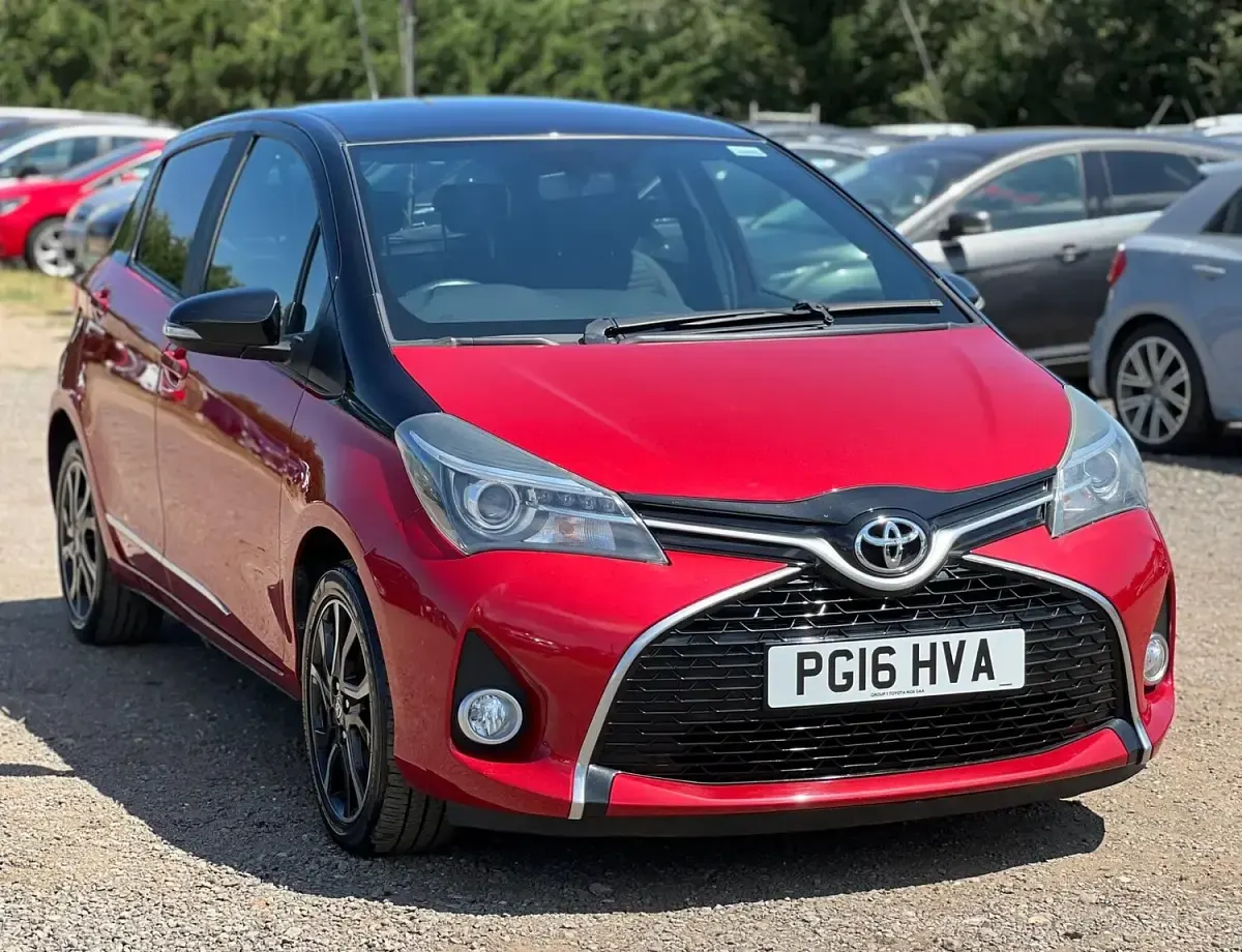 Used Toyota Yaris Design 99 HP (72 kW) 2016 Red/black Hatchback