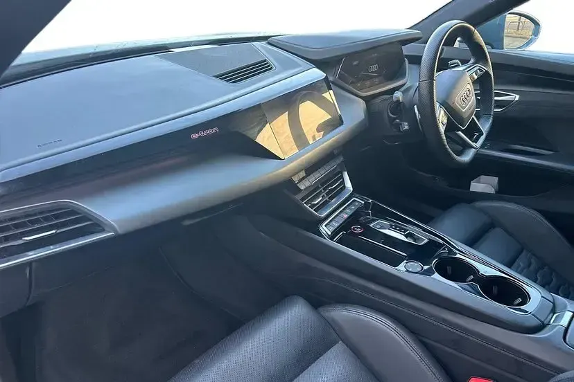 Used Audi e-tron GT quattro Comfort 344 kW (469 HP) 2022 Kemora grey Sedan