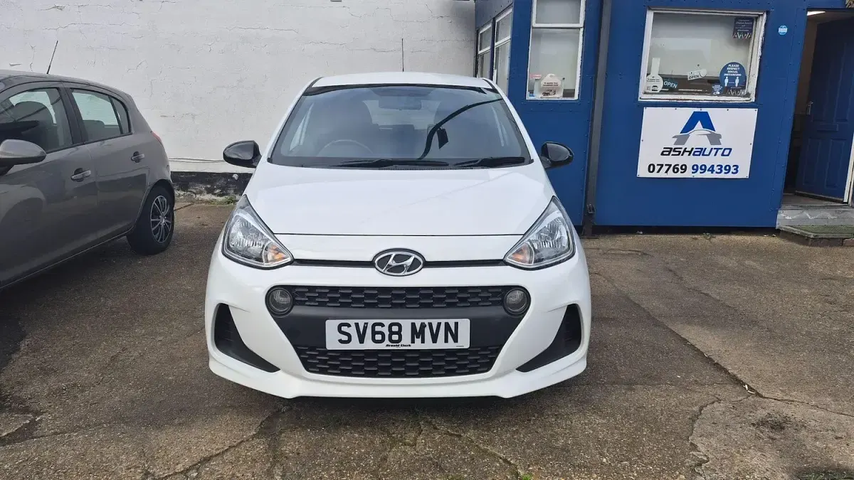 Used Hyundai i10 GO! 67 HP (49 kW) 2018 White Hatchback