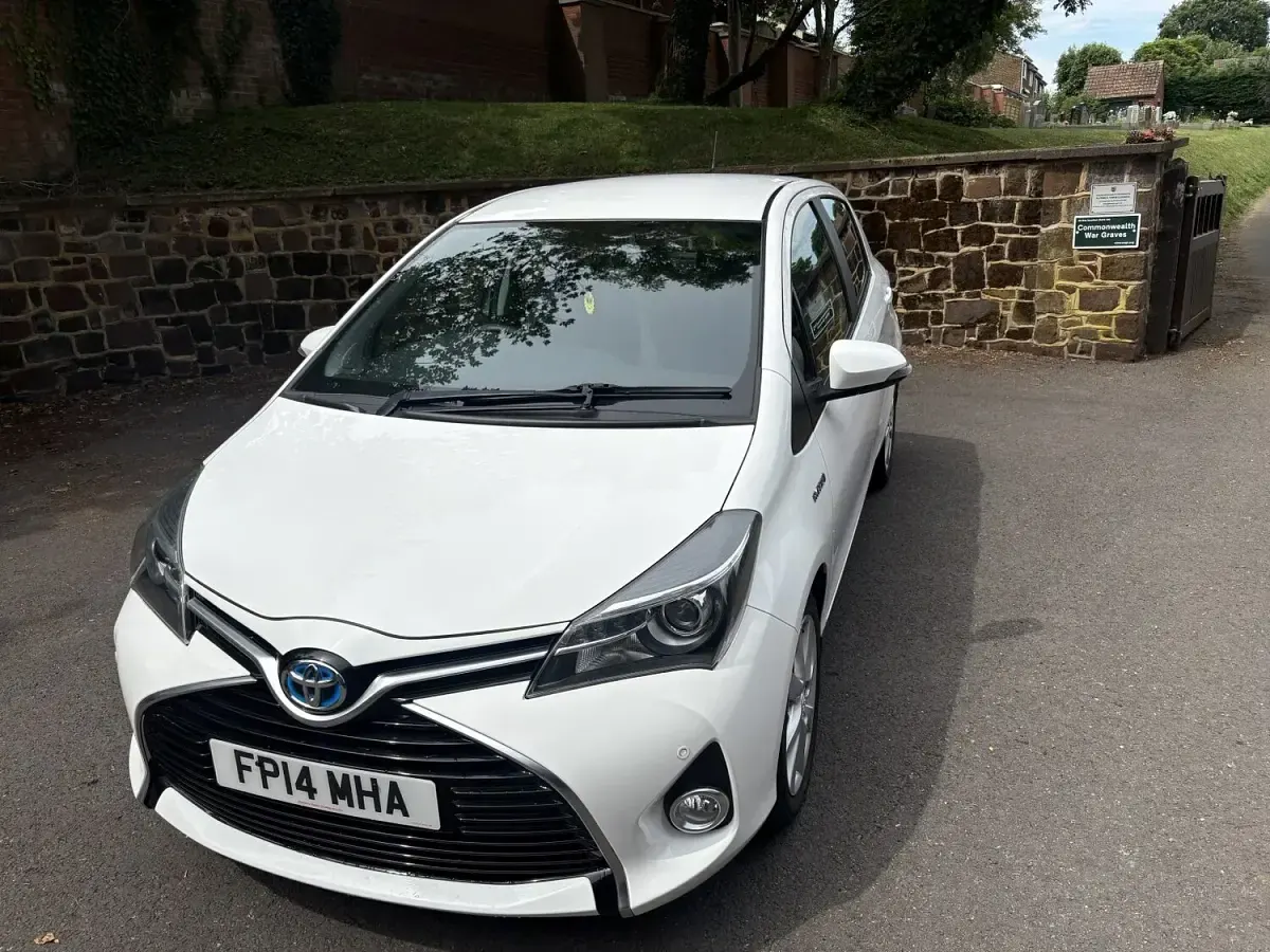 Used Toyota Yaris 101 HP (74 kW) 2014 White Hatchback