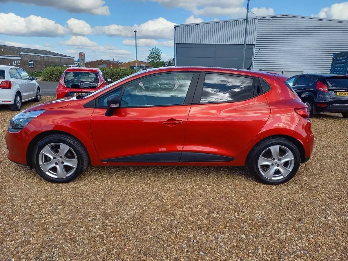 Used Renault Clio Play 75 HP (55 kW) 2016 Red Hatchback
