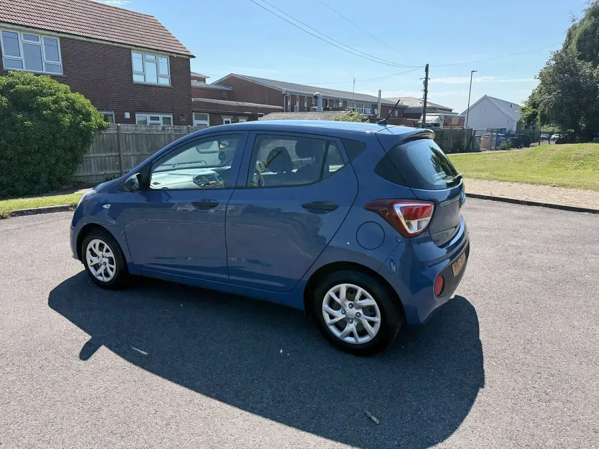 Used Hyundai i10 67 HP (49 kW) 2017 Blue Hatchback