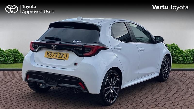 Used Toyota Yaris Hybrid Sport 116 HP (85 kW) 2023 White Hatchback