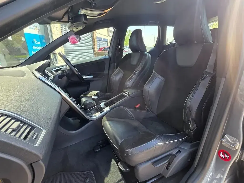 Second-hand Volvo XC60 R-Design 190 CP (139 kW) 2017 Gri SUV