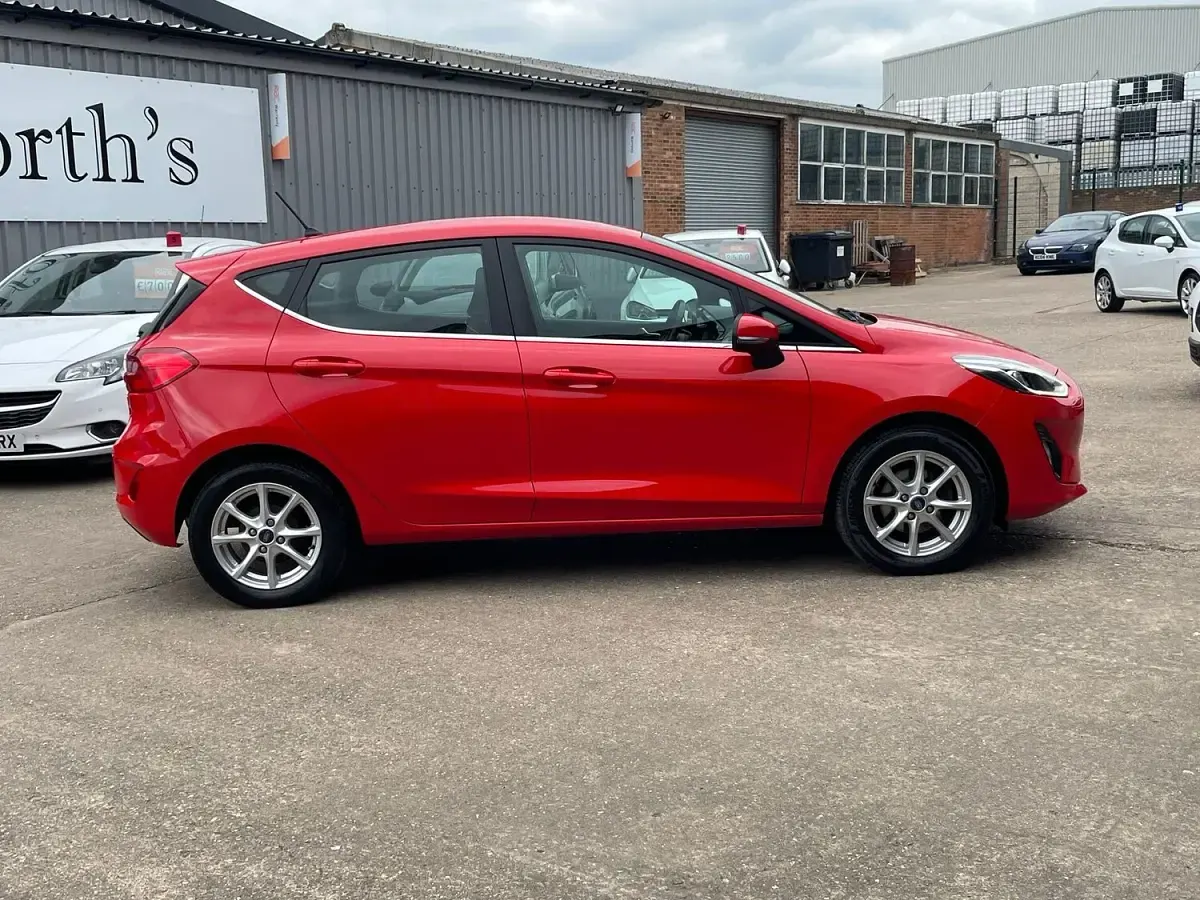 Używany Ford Fiesta Zetec 85 KM (62 kW) 2018 Czerwony Hatchback