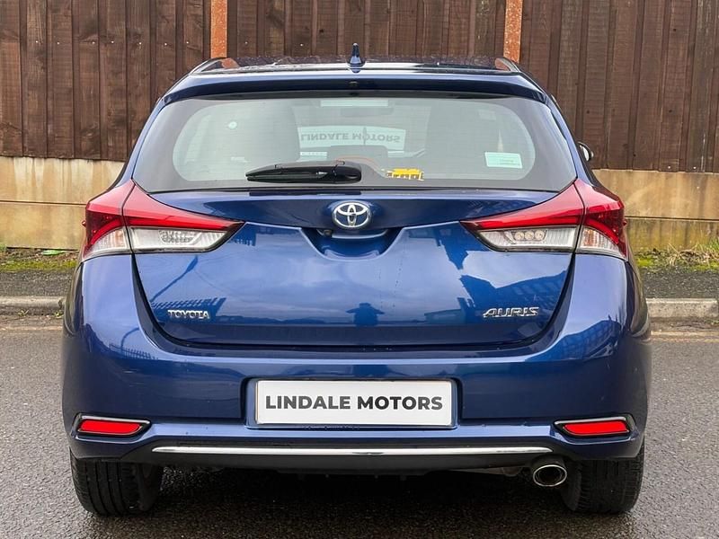Used Toyota Auris 112 HP (82 kW) 2016 Blue Hatchback