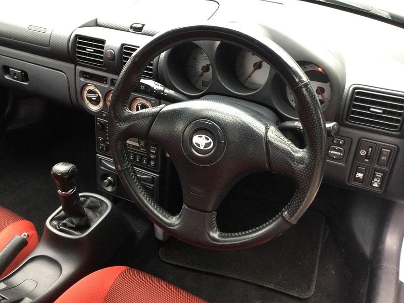 Used Toyota MR2 140 HP (102 kW) 2006 Silver metallic Cabriolet