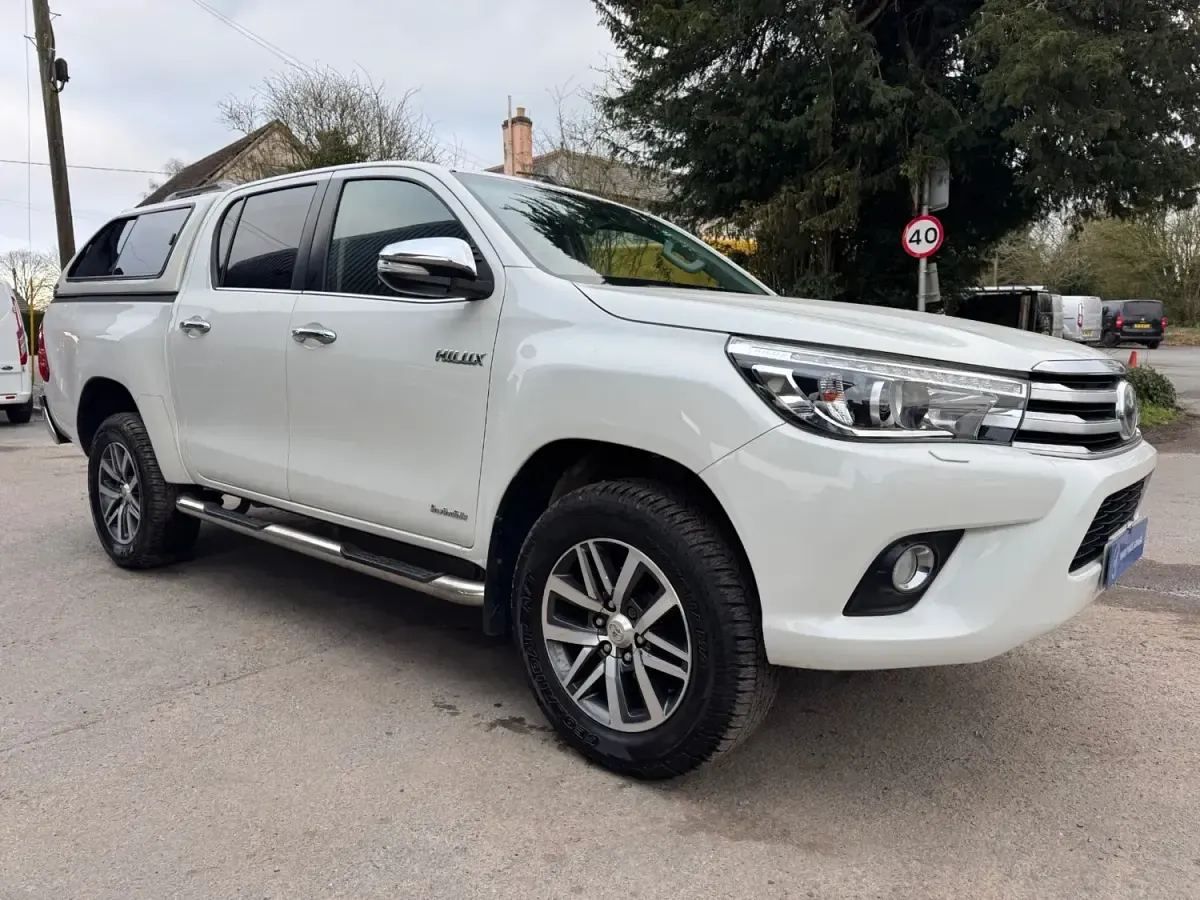 Second-hand Toyota HiLux 150 CP (110 kW) 2016 Alb Pickup