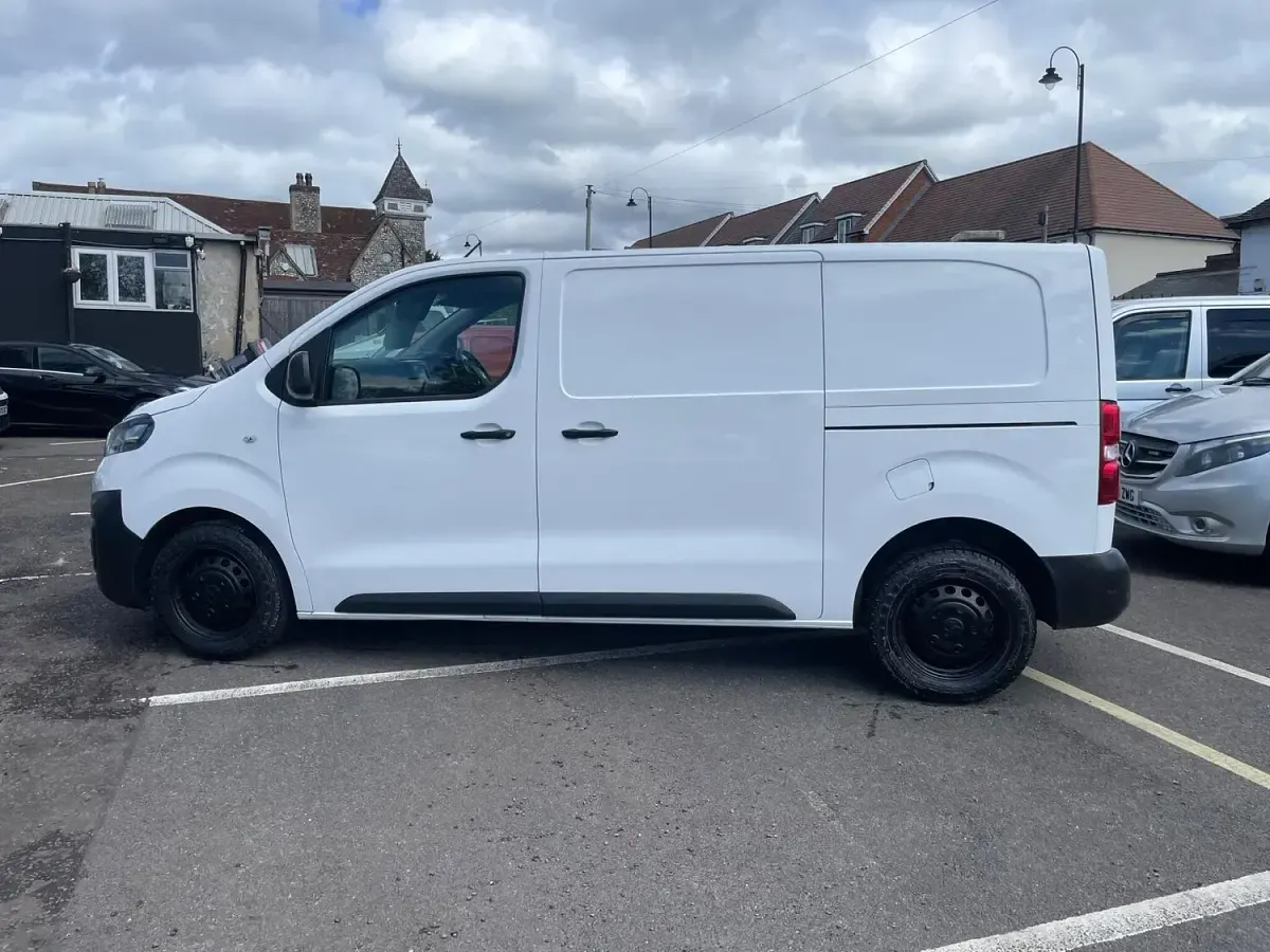 Used Vauxhall Vivaro 120 HP (88 kW) 2021 White MPV