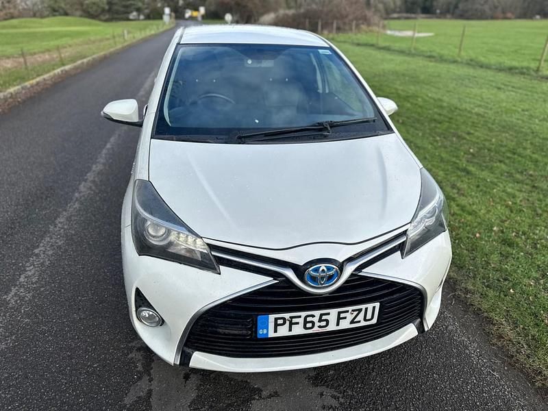 Used Toyota Yaris Hybrid Sport 101 HP (74 kW) 2015 White Hatchback
