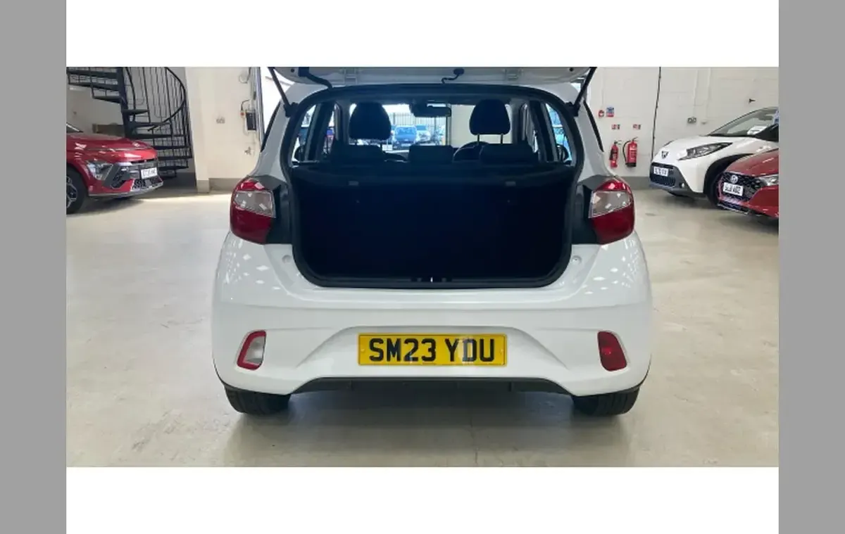 Used Hyundai i10 SE 83 HP (61 kW) 2023 White Hatchback