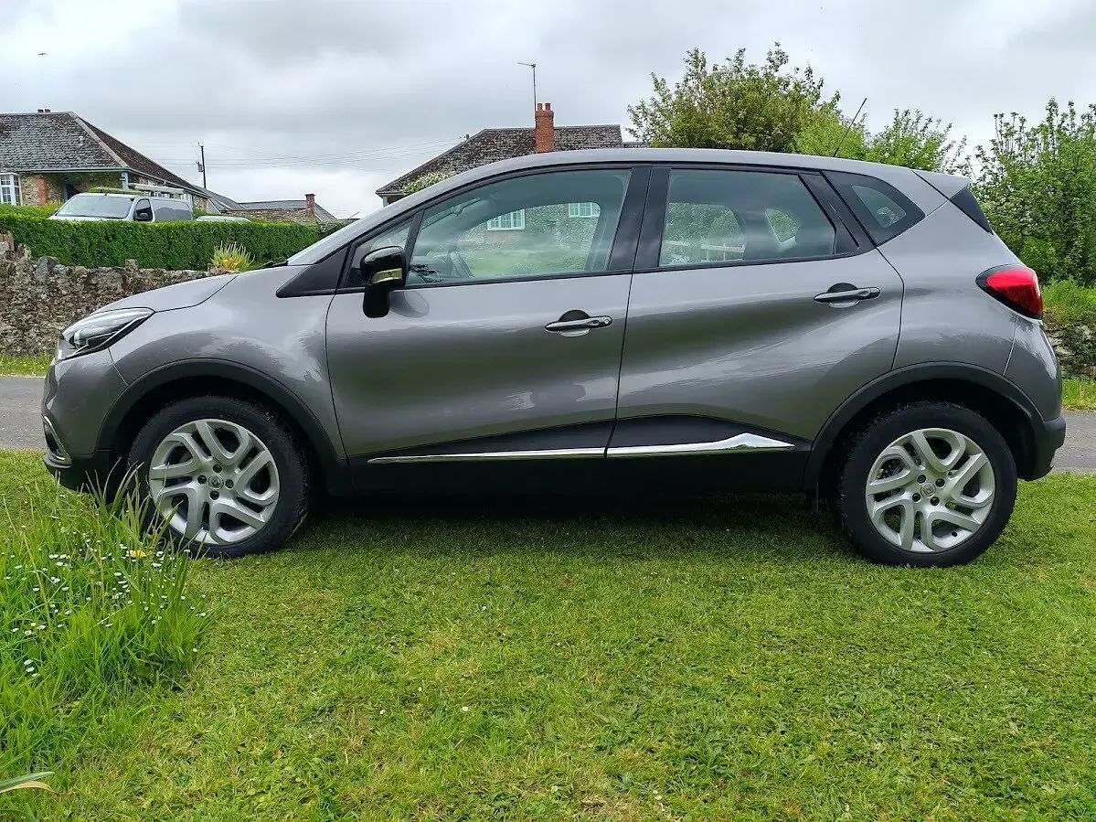 Used Renault Captur Dynamique 90 HP (66 kW) 2017 Grey SUV