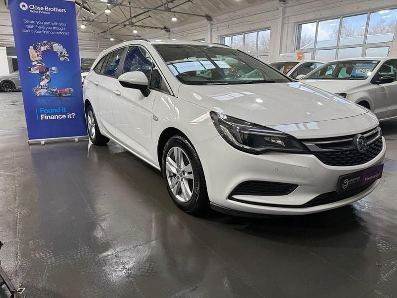 White Used 2017 Vauxhall Astra Design Edition Estate | £5,795 (Fair price) - Image 1/4
