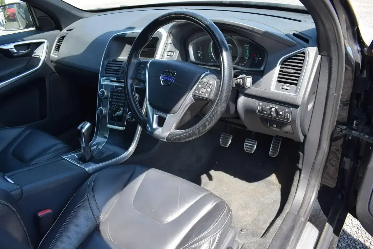 Used Volvo XC60 R-Design 181 HP (133 kW) 2015 Black SUV