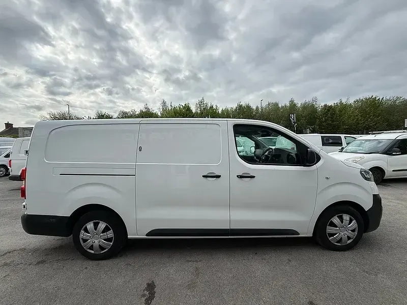 Used Vauxhall Vivaro 100 HP (73 kW) 2019 White MPV