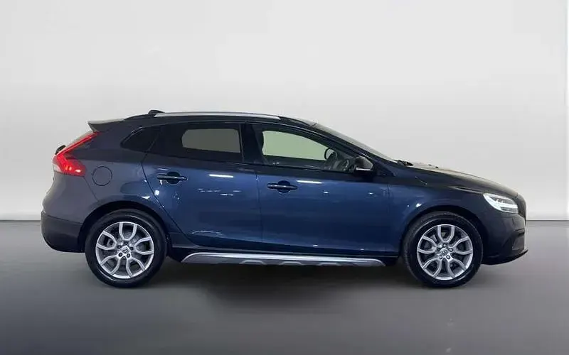 Used Volvo V40 Pro 190 HP (139 kW) 2018 Blue Hatchback