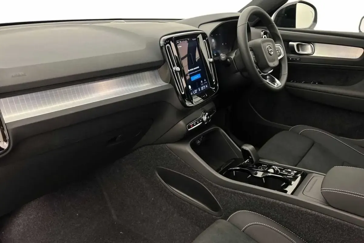 Used Volvo XC40 Plus 194 HP (142 kW) 2025 Blue SUV