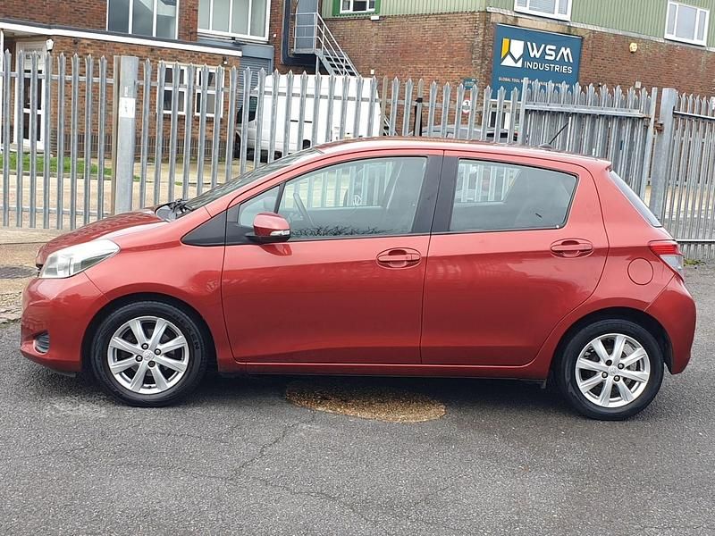 Used Toyota Yaris 90 HP (66 kW) 2012 Red Hatchback