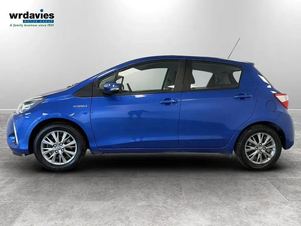 Used Toyota Yaris 100 HP (73 kW) 2017 Blue Hatchback