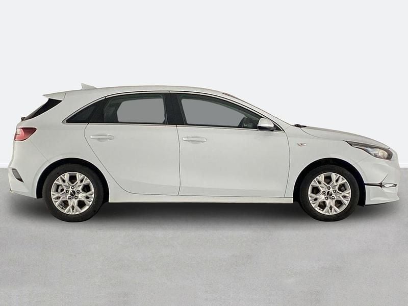 Used Kia Ceed 2022 White Hatchback