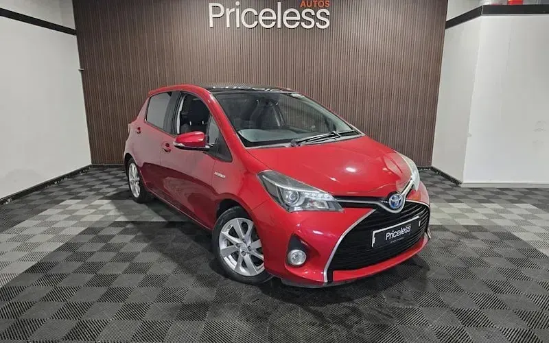 Used Toyota Yaris 101 HP (74 kW) 2016 Red Hatchback