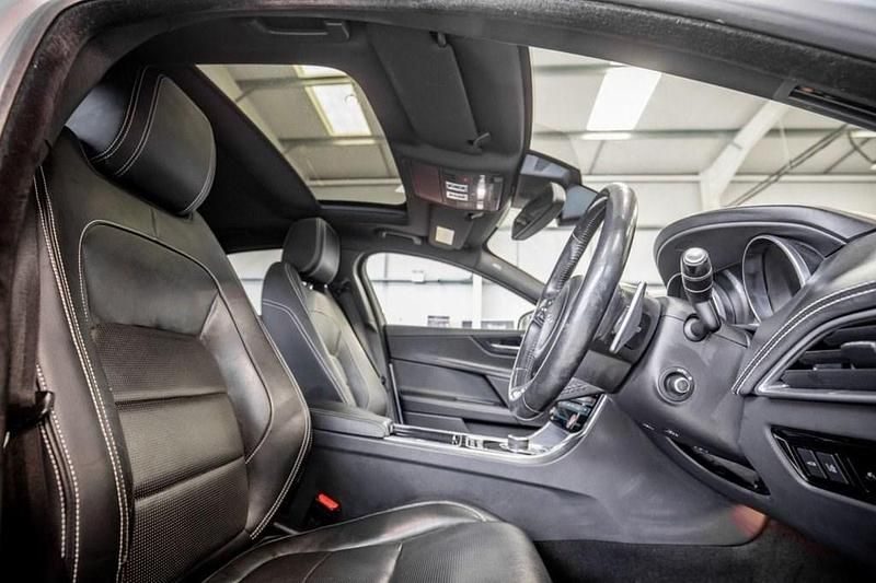 Begagnad Jaguar XE R-Sport 180 HK (132 kW) 2017 Silver Sedan