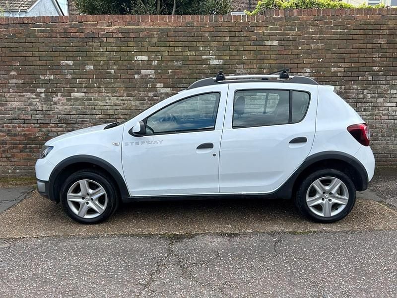 Used Dacia Sandero Lauréate 2014 White Hatchback