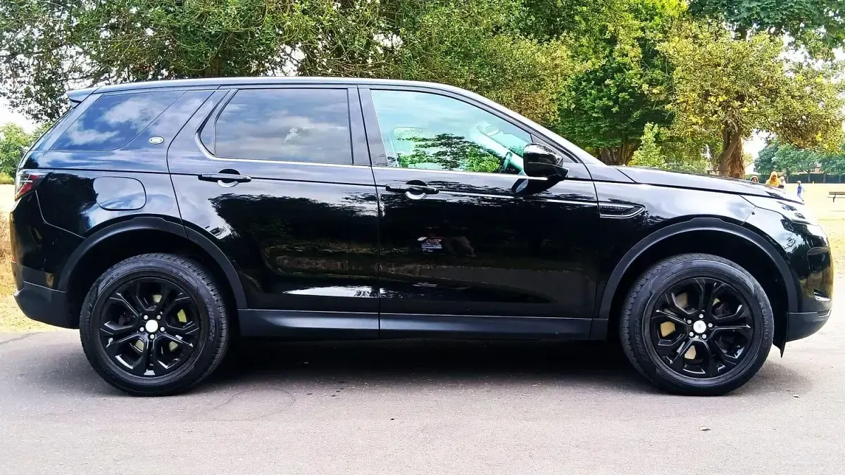 Used Land Rover Discovery 5 S 180 HP (132 kW) 2020 Black SUV