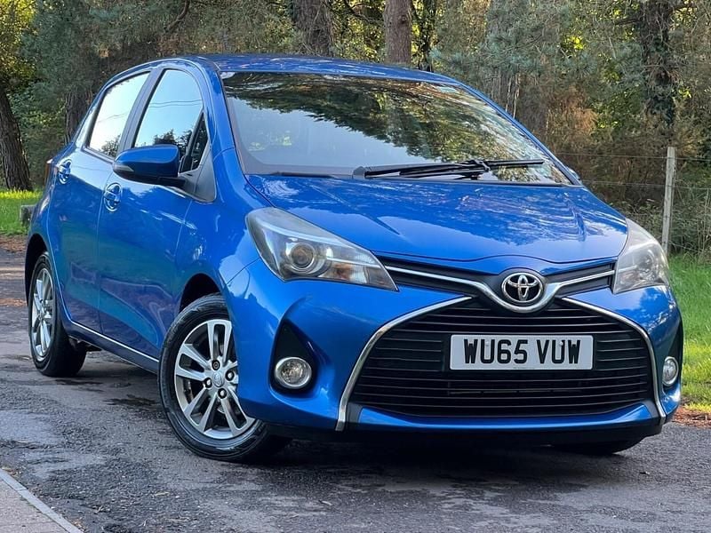 Used Toyota Yaris 99 HP (72 kW) 2015 Blue Hatchback