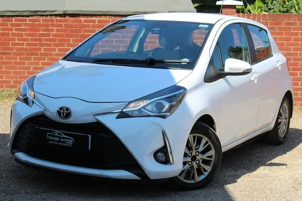 Used Toyota Yaris 111 HP (81 kW) 2019 White Hatchback