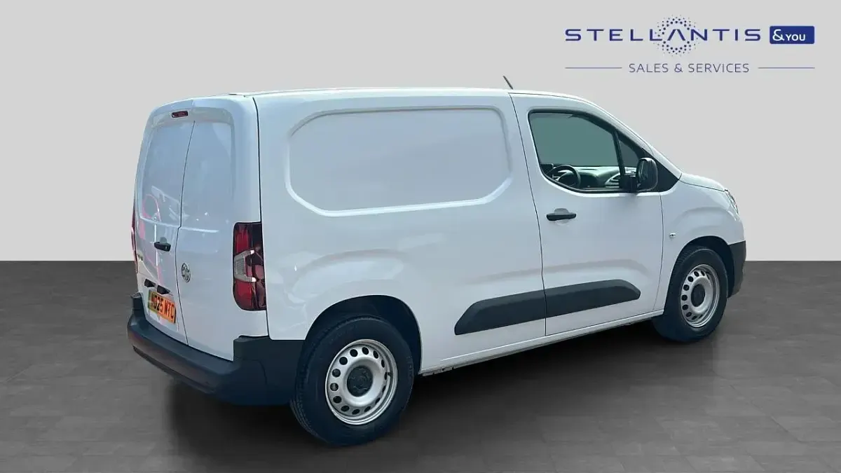 Used Vauxhall Combo 98 kW (134 HP) 2025 White MPV