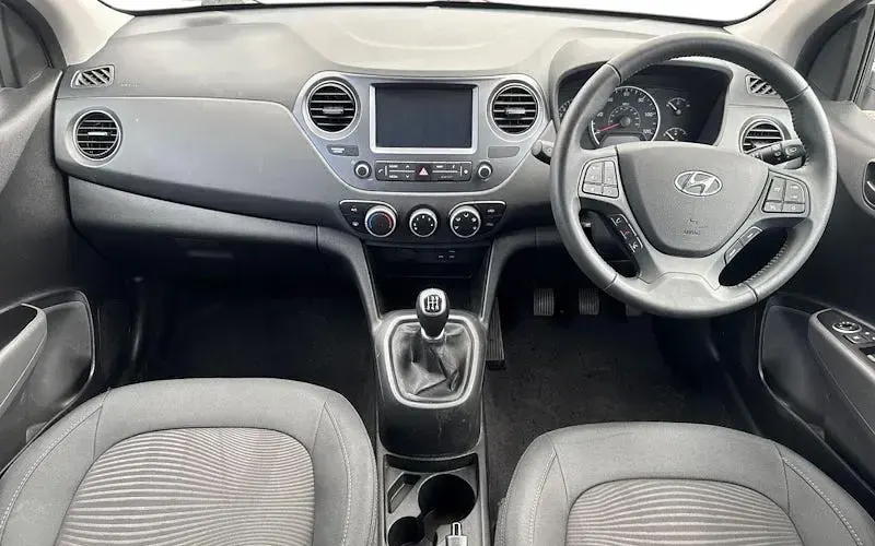 Used Hyundai i10 100 HP (73 kW) 2019 White Hatchback