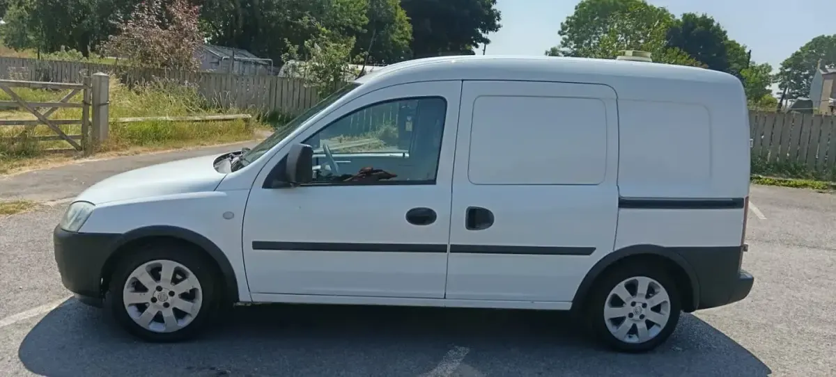 Used Vauxhall Combo 75 HP (55 kW) 2007 White MPV