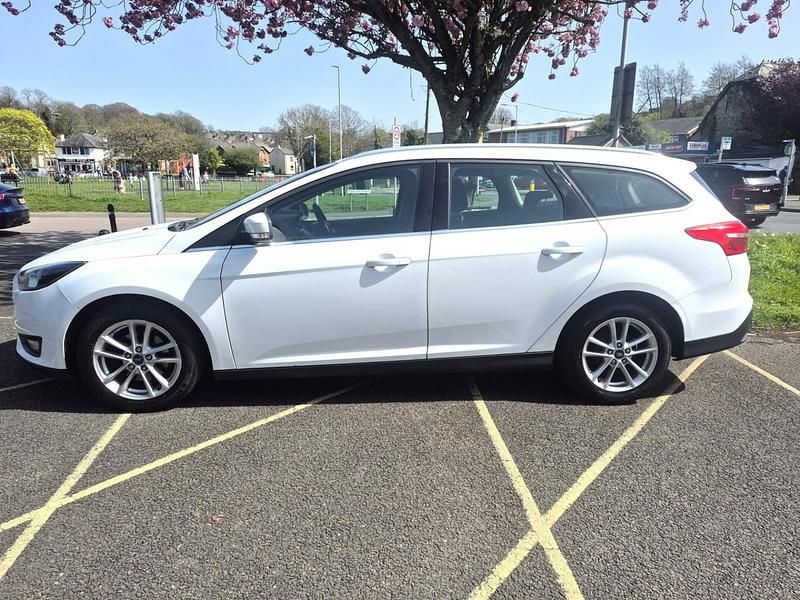 Used Ford Focus Zetec 125 HP (91 kW) 2015 White Estate
