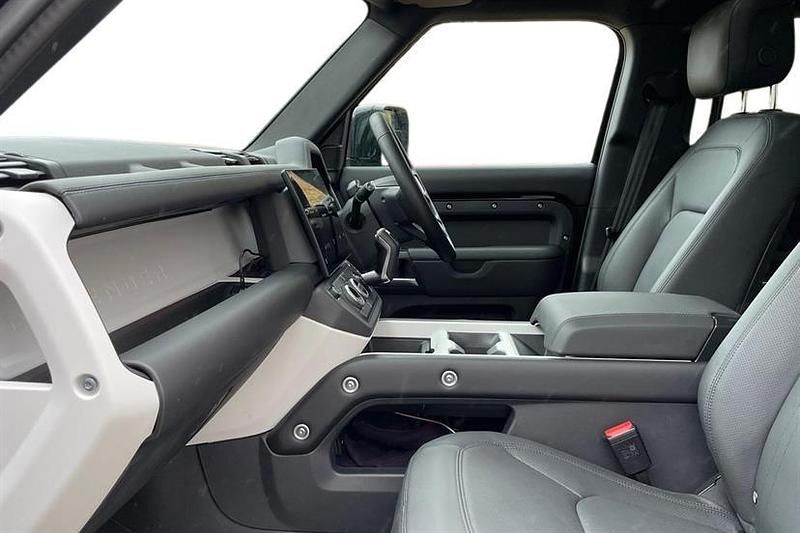 Used Land Rover Defender HSE Dynamic 350 HP (257 kW) 2025 Santorini black Estate