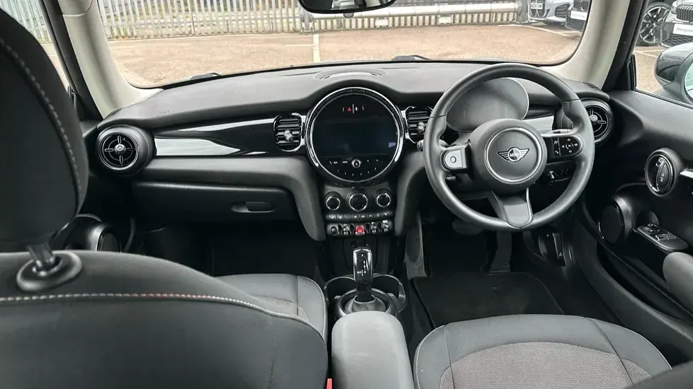 Usado Mini Cooper Classic 134 HP (98 kW) 2023 Prateado Citadino