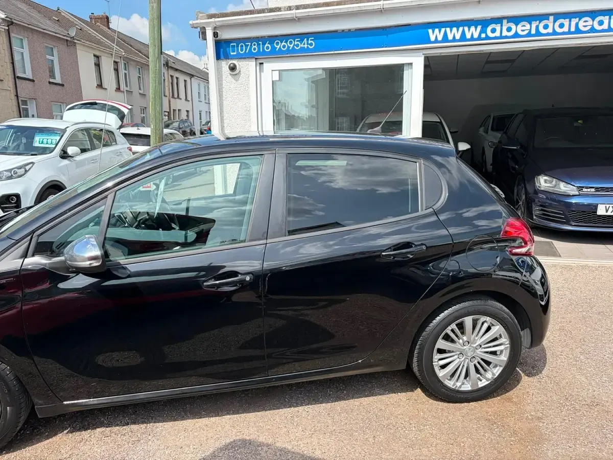 Used Peugeot 208 Signature Sky 82 HP (60 kW) 2019 Black Hatchback