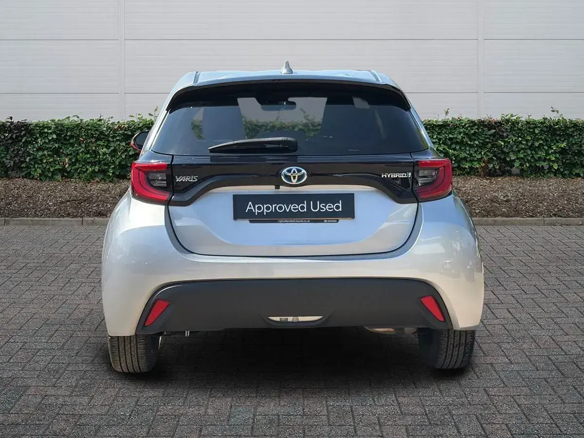 Used Toyota Yaris Design 116 HP (85 kW) 2023 Silver Hatchback