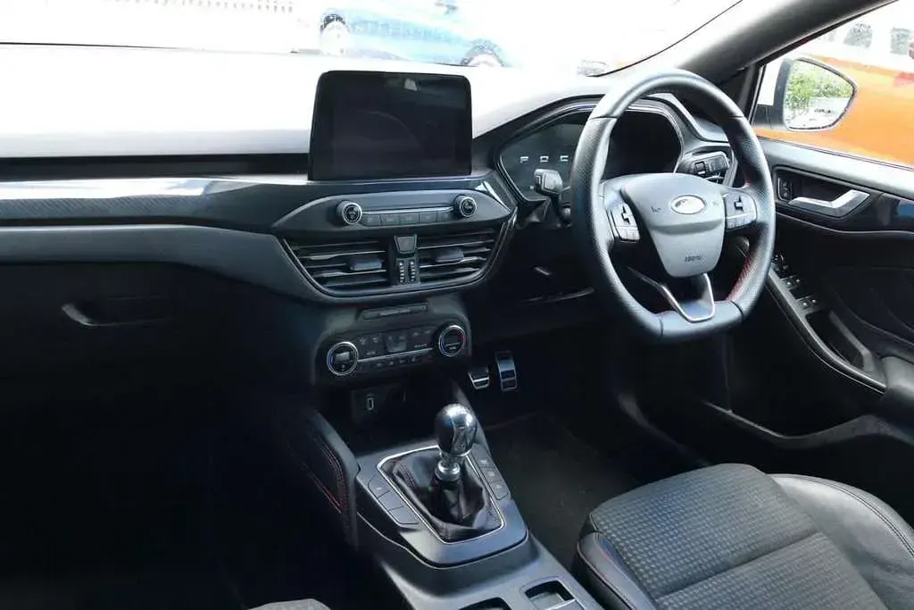 Used Ford Focus ST-Line X 123 HP (90 kW) 2021 White Hatchback