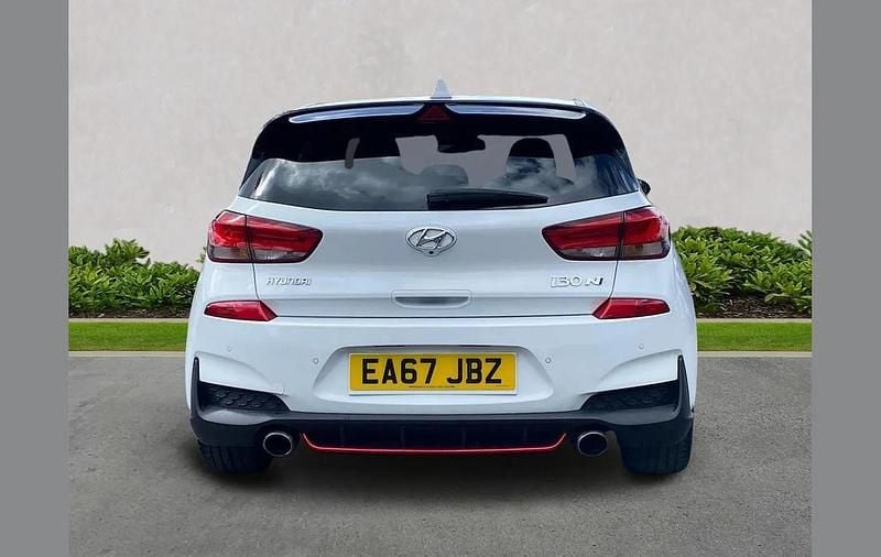 Used Hyundai i30 247 HP (181 kW) 2017 White Hatchback